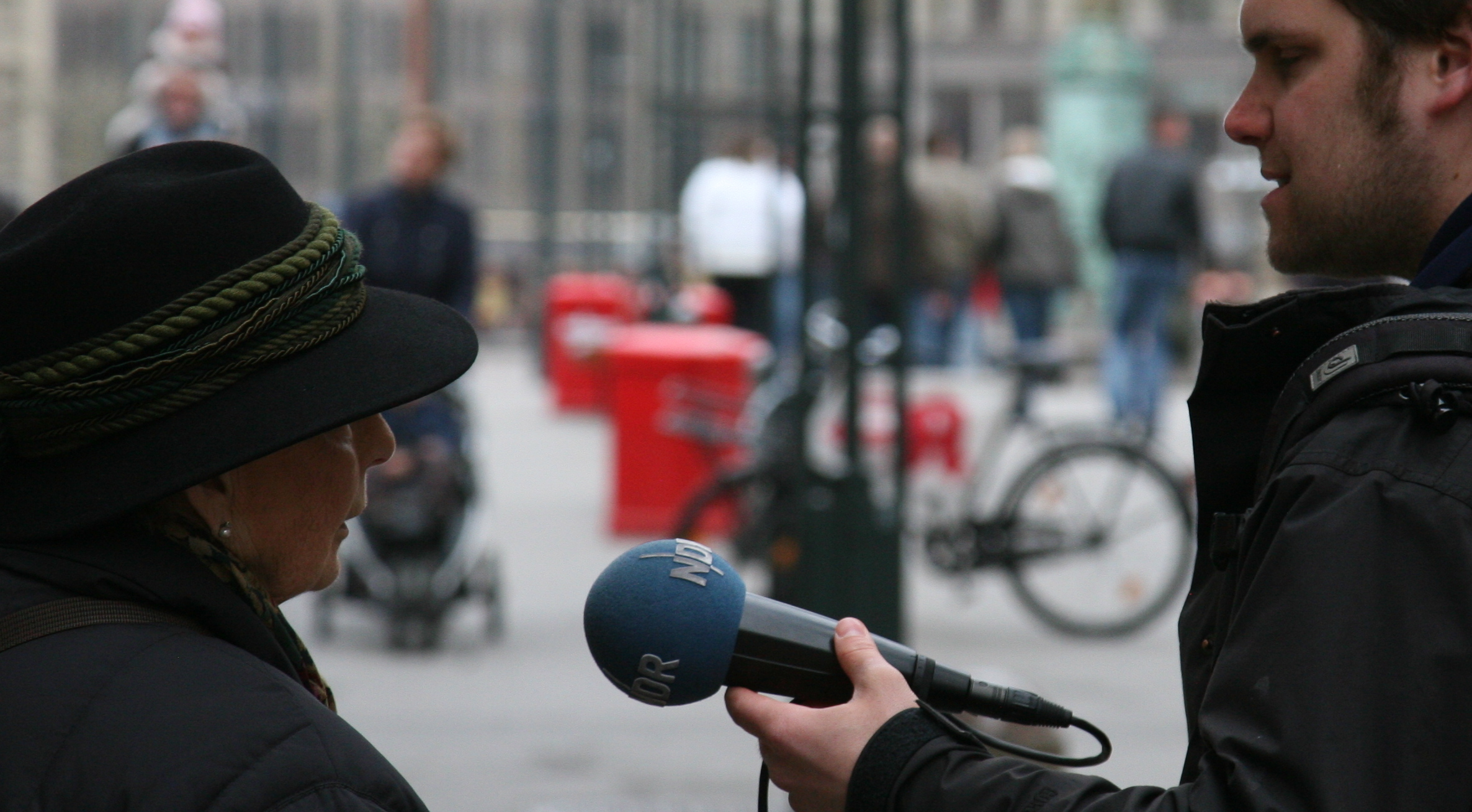 Kvinde bliver interviewet på gaden